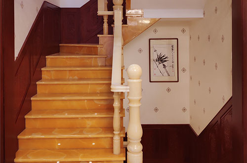 长海中式别墅室内汉白玉石楼梯的定制安装装饰效果